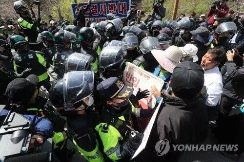 4月12日上午，在庆尚北道星州郡草田面韶成里一座大桥上，警方和反对“萨德”的团体发生肢体冲突。